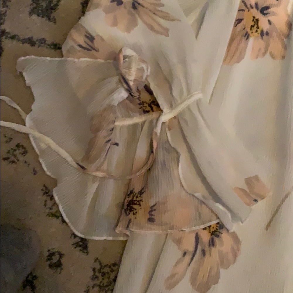 Beautiful spring floral blouse - Picture 2 of 3